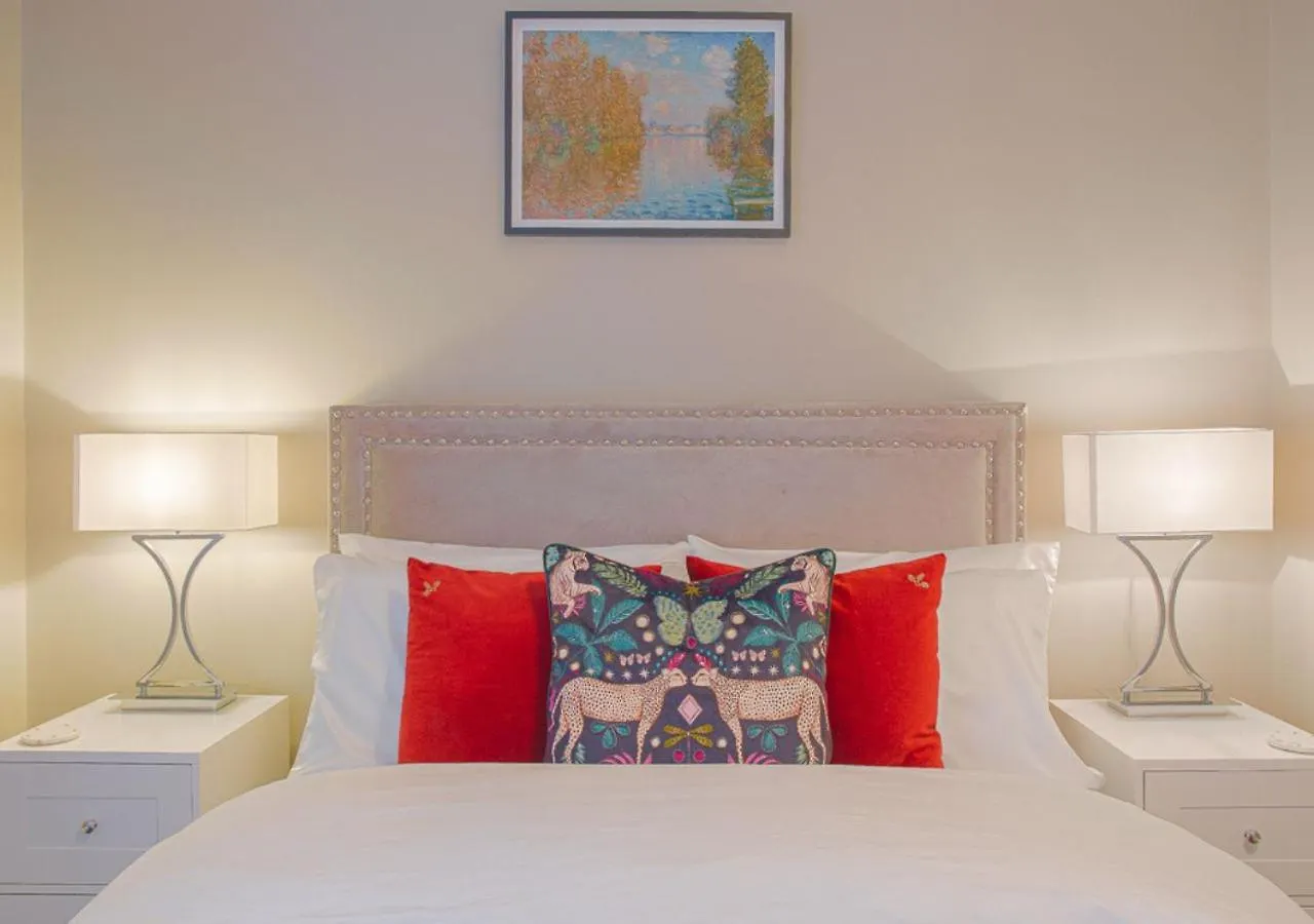Apartment Stylish Grade II Listed Apartment: The London Cheltenham