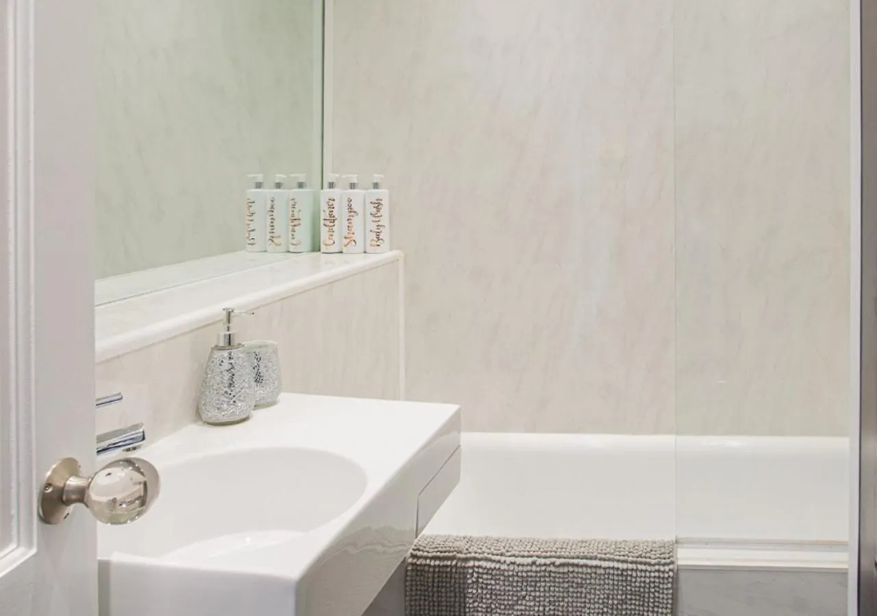 Stylish Grade II Listed Apartment: The London Cheltenham 0*,