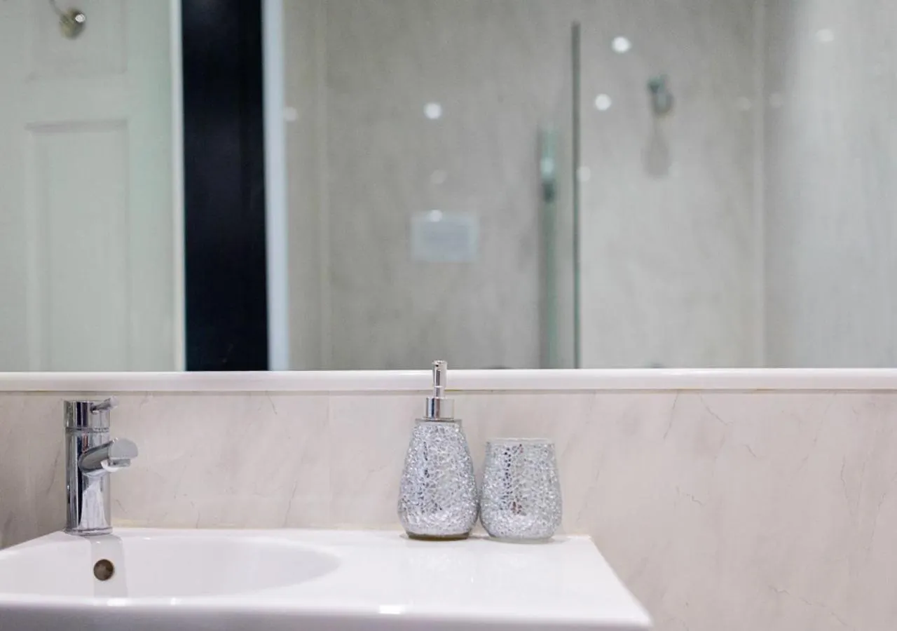 Apartment Stylish Grade II Listed Apartment: The London Cheltenham