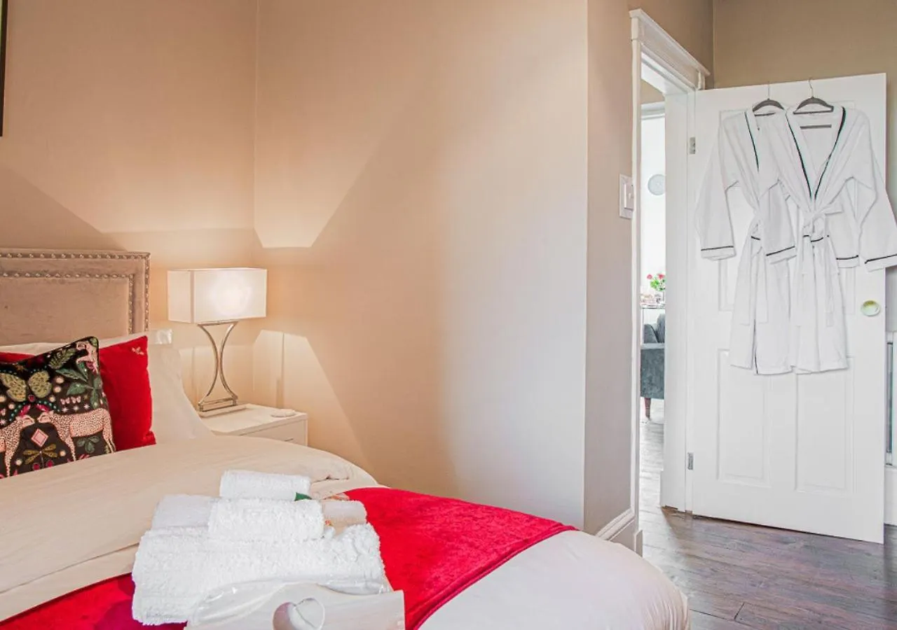 Stylish Grade II Listed Apartment: The London Cheltenham 0*,